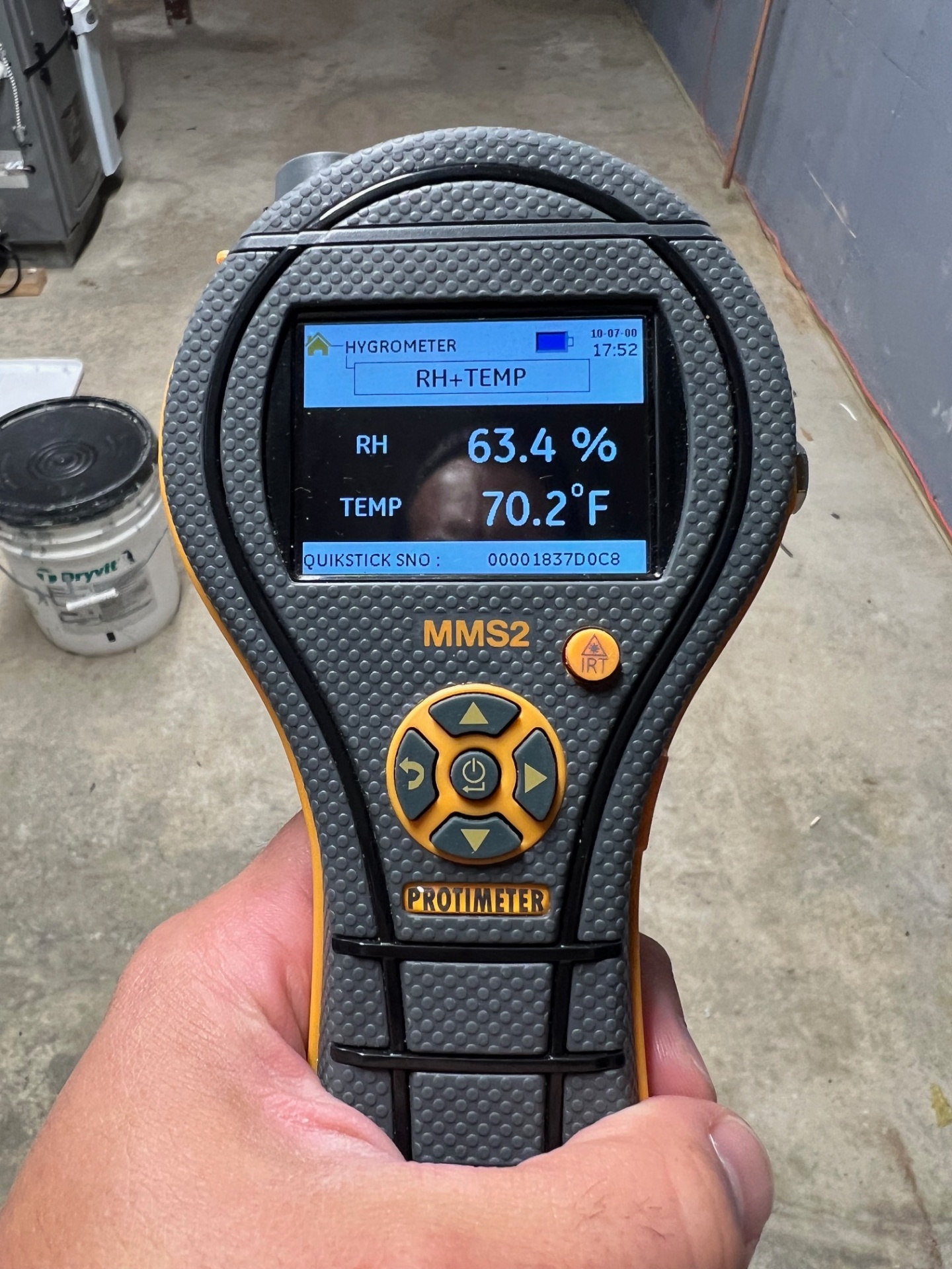 Inspector evaluating indoor air quality in a family living room
